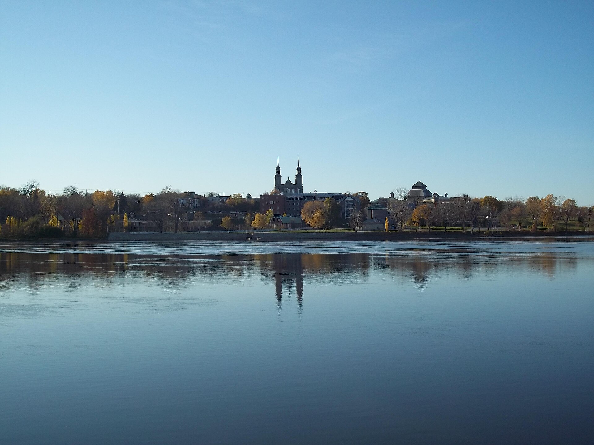 Le quartier Saint-Vincent-de-Paul et ses deux clochers vus de Montréal-Nord, de l'autre côté de la rivière des Prairies