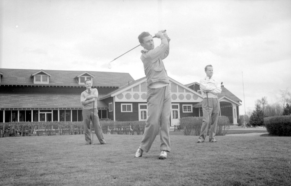 Photo d'archives de golfeurs devant le chalet du club de golf Islesmere, à Sainte-Dorothée