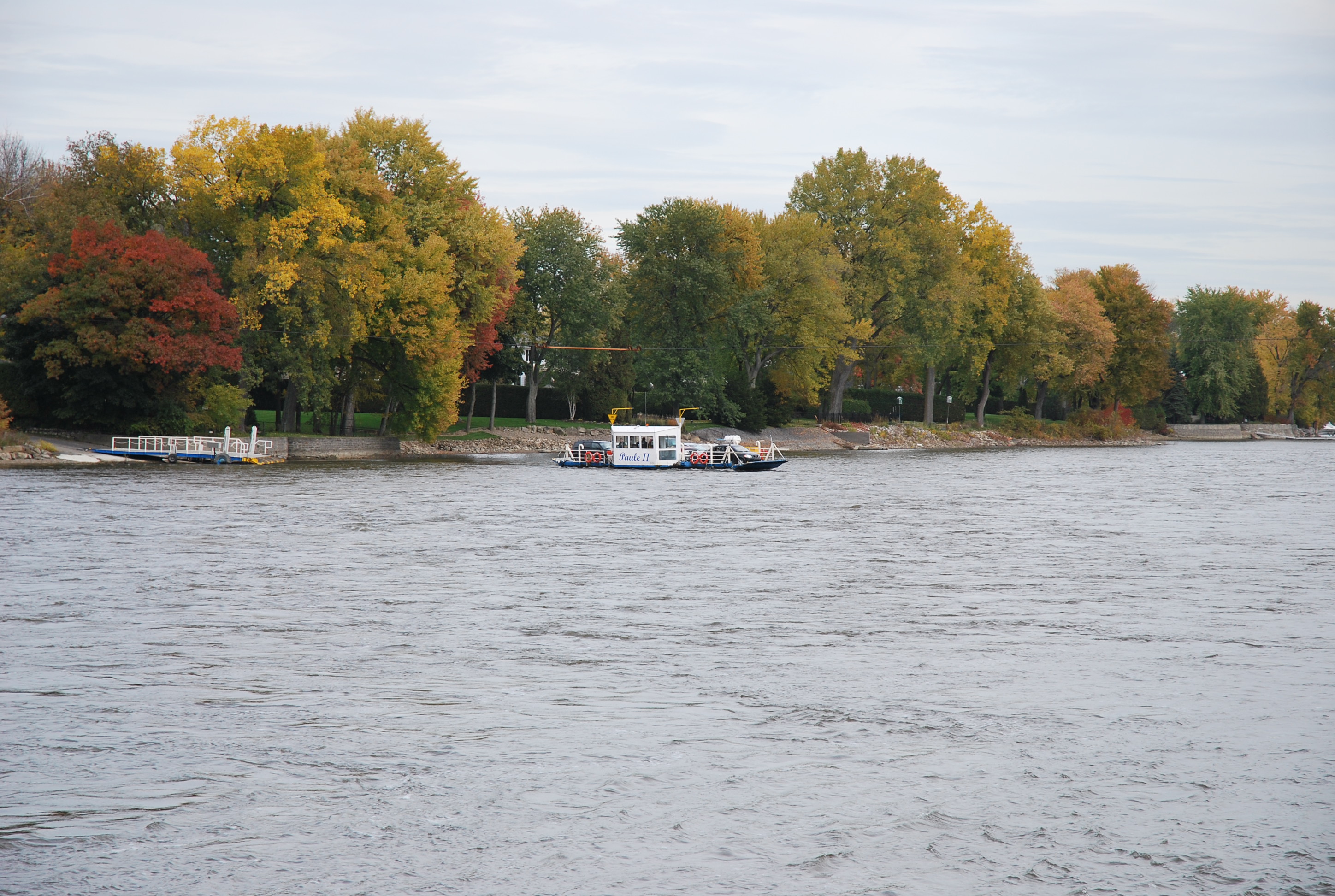 Le bac à câble Paule II traverse la rivière des Prairies vers la rive de Laval