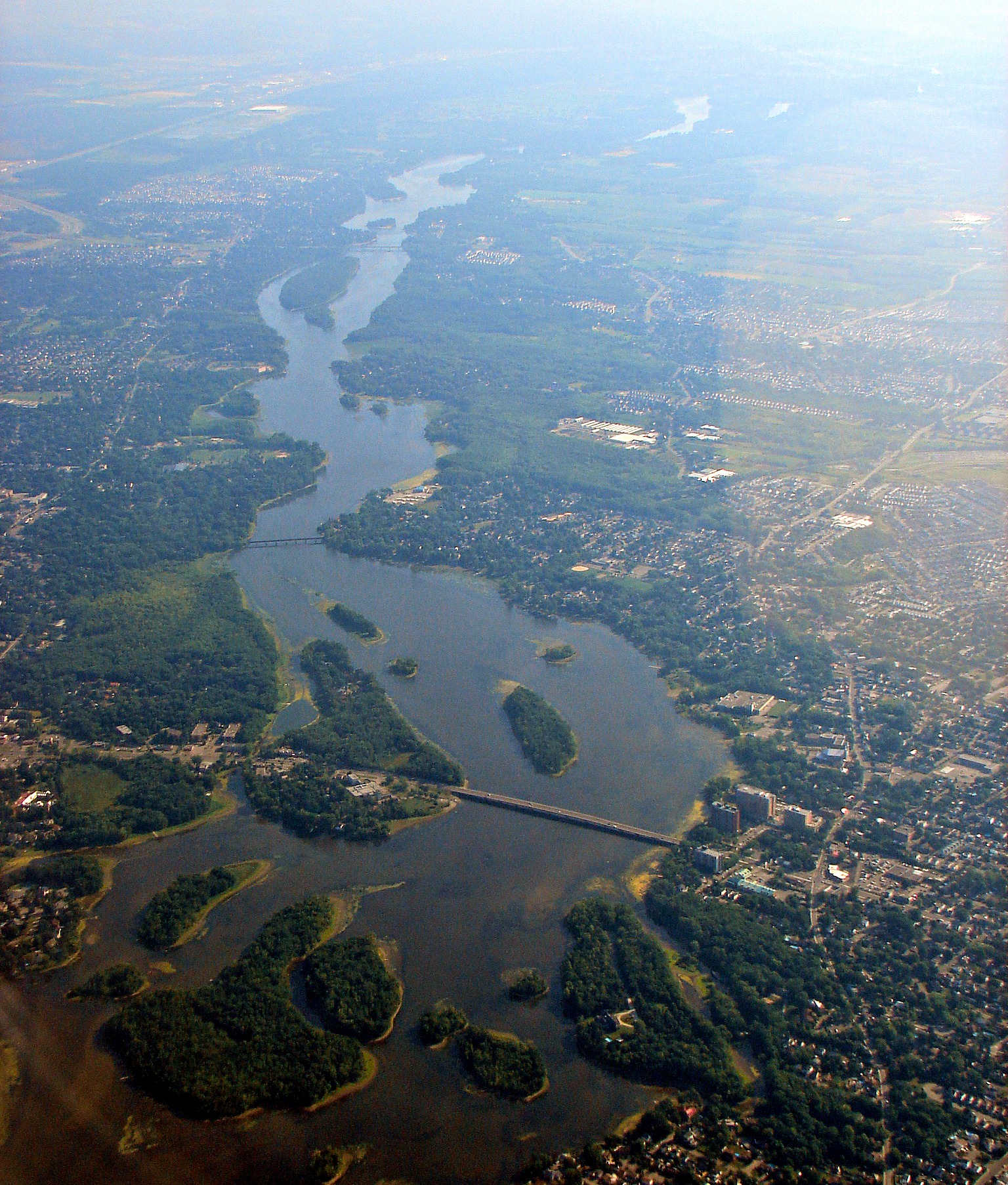 Vue aérienne de la rivière des Mille Îles et de son archipel, avec le pont Marius-Dufresne entre Laval et Rosemère