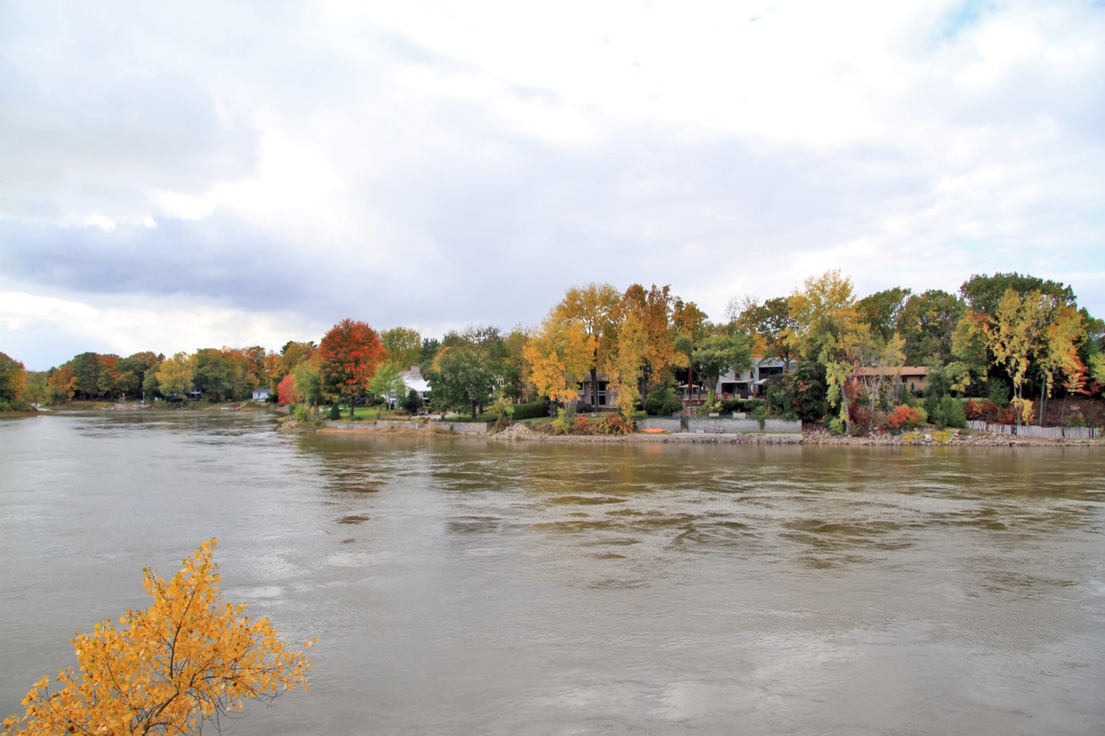 Les îles Ronde, Bigras, Pariseau et Verte dans la rivière des Prairies, aux couleurs d'automne