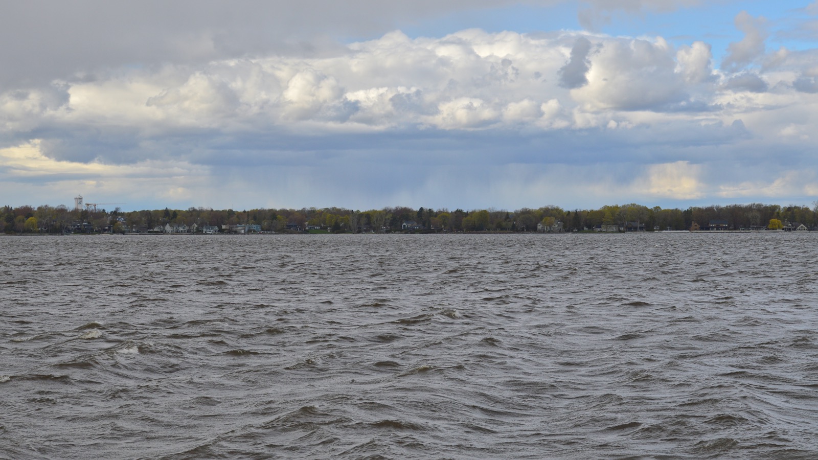 Le lac des Deux Montagnes vu depuis la rive, à la hauteur de la pointe ouest de l'île Jésus