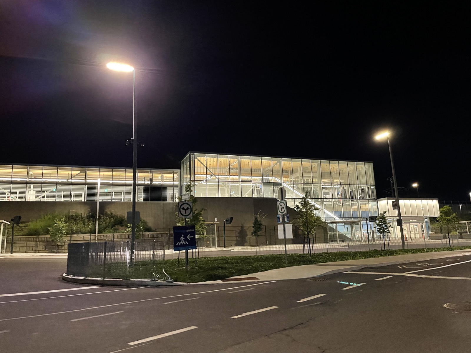 La station Sainte-Dorothée du REM, à Laval, éclairée en soirée