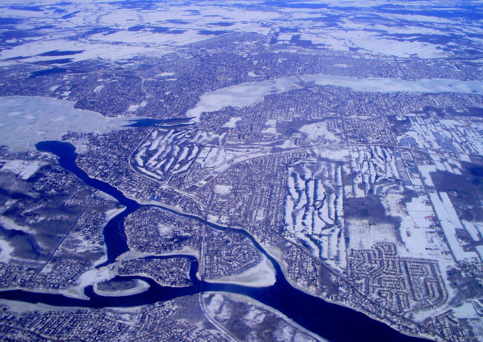 Vue aérienne du sud-ouest de Laval, entre la rivière des Mille Îles et la rivière des Prairies