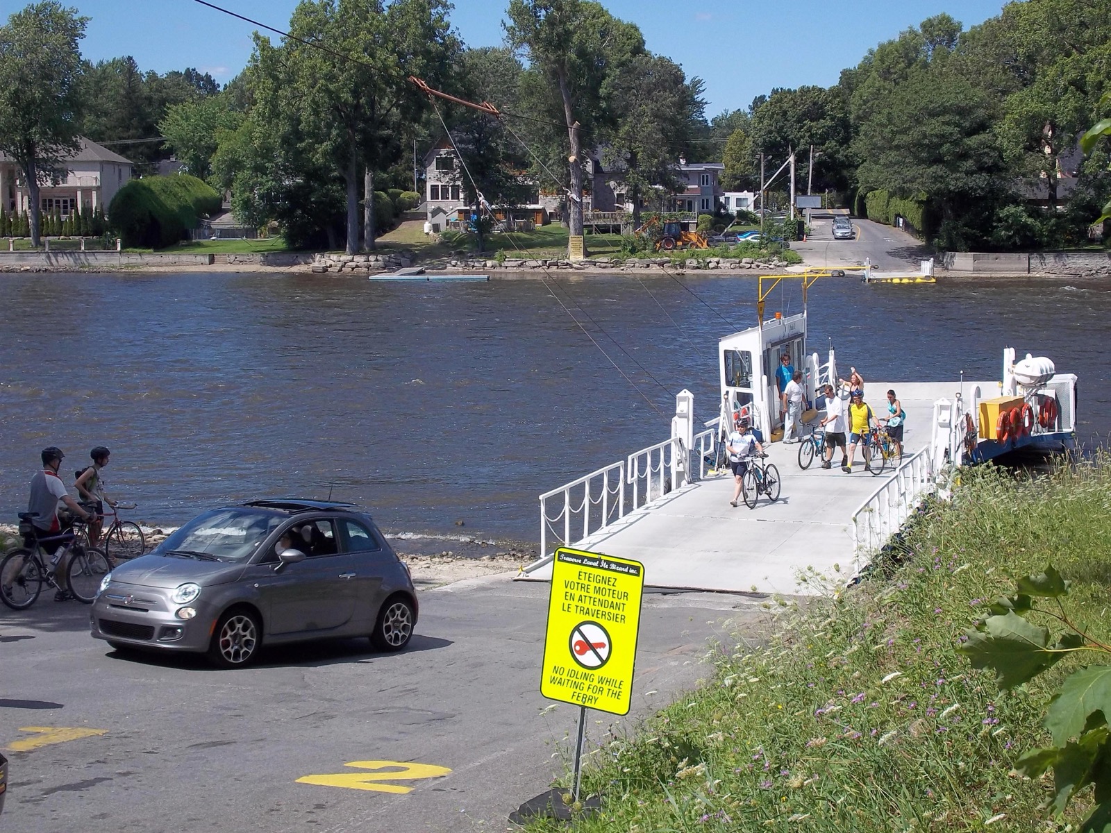 La rampe de la traverse Laval-sur-le-Lac et L'Île-Bizard, avec des cyclistes qui attendent le bac