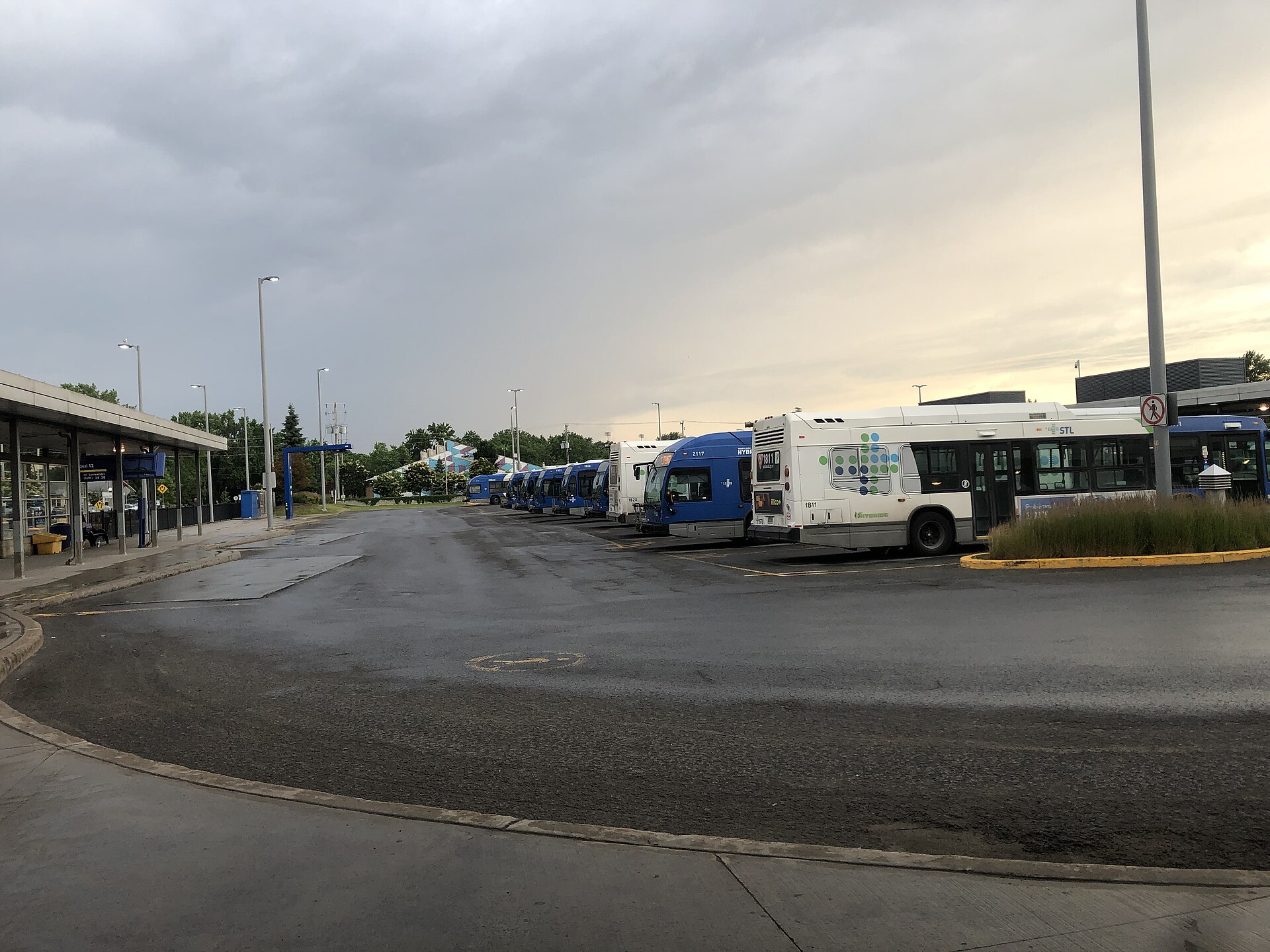 Autobus de la Société de transport de Laval au terminus du métro Cartier