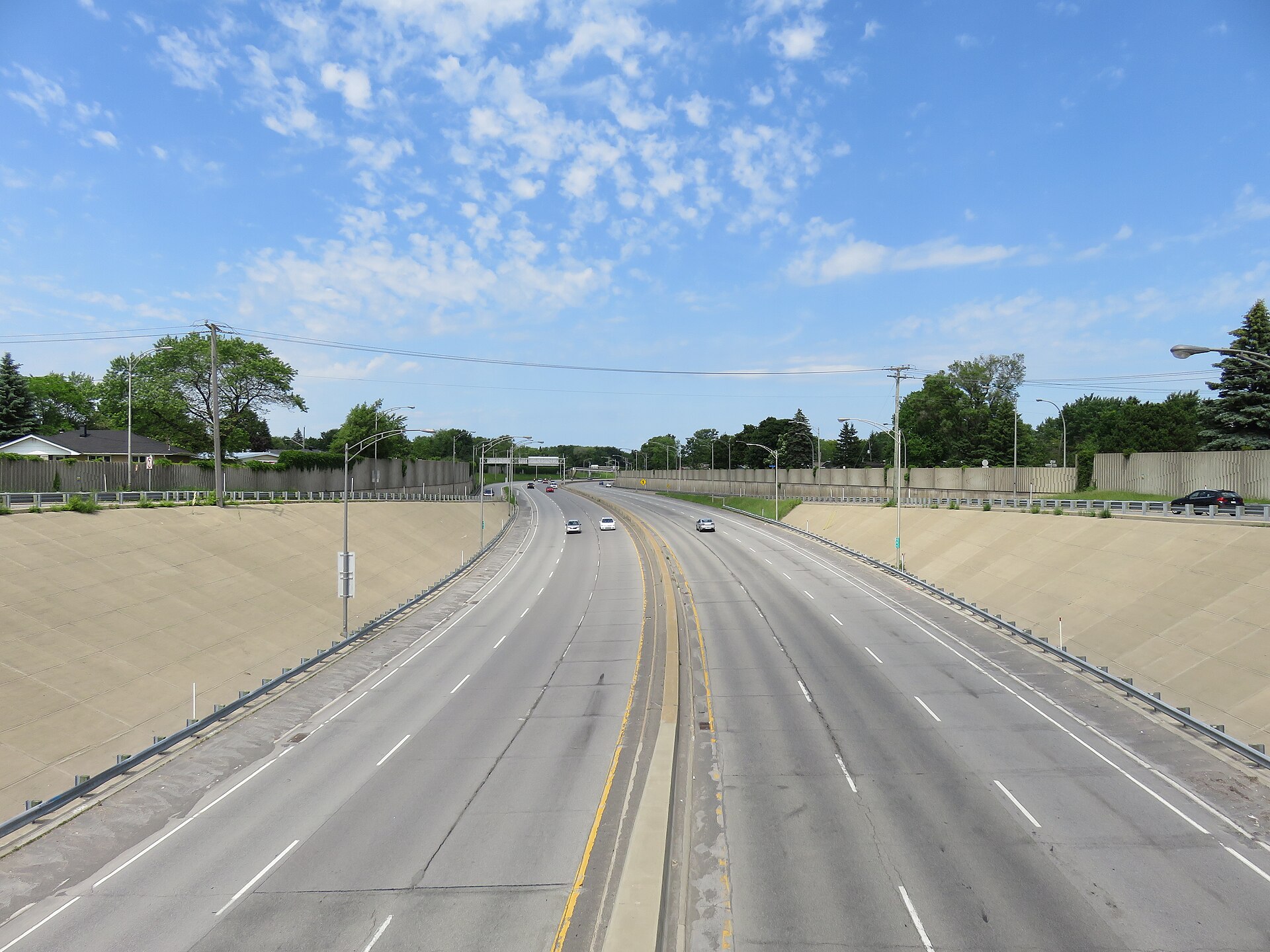 L'autoroute 19 à Laval, vue vers le nord depuis le viaduc de la Concorde