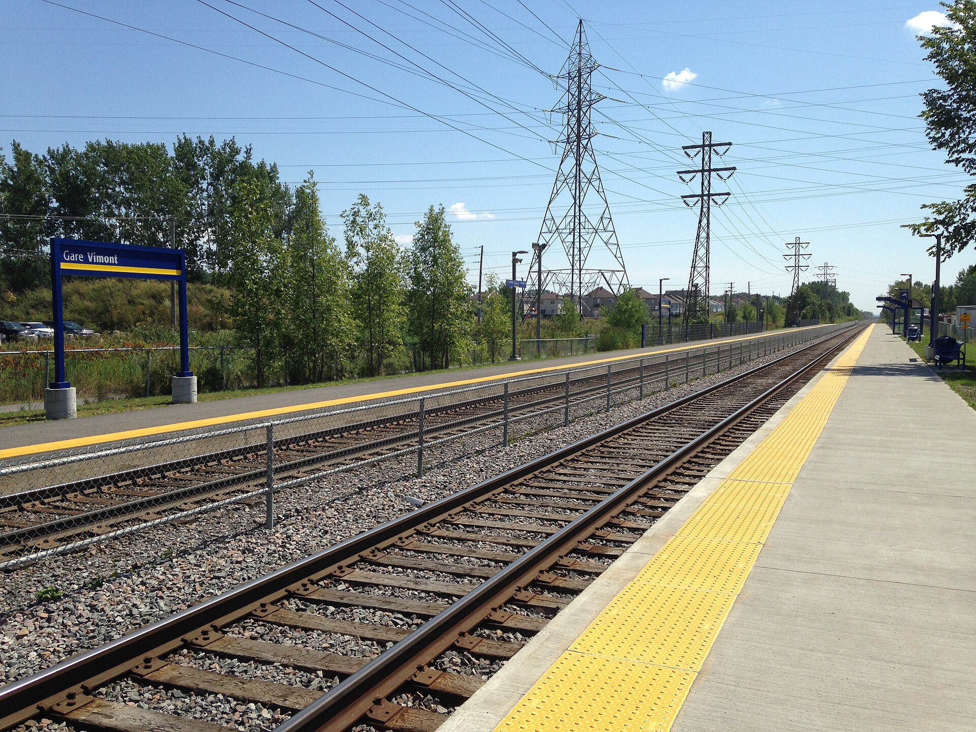 Le quai de la gare Vimont, sur la ligne de train de banlieue Saint-Jérôme