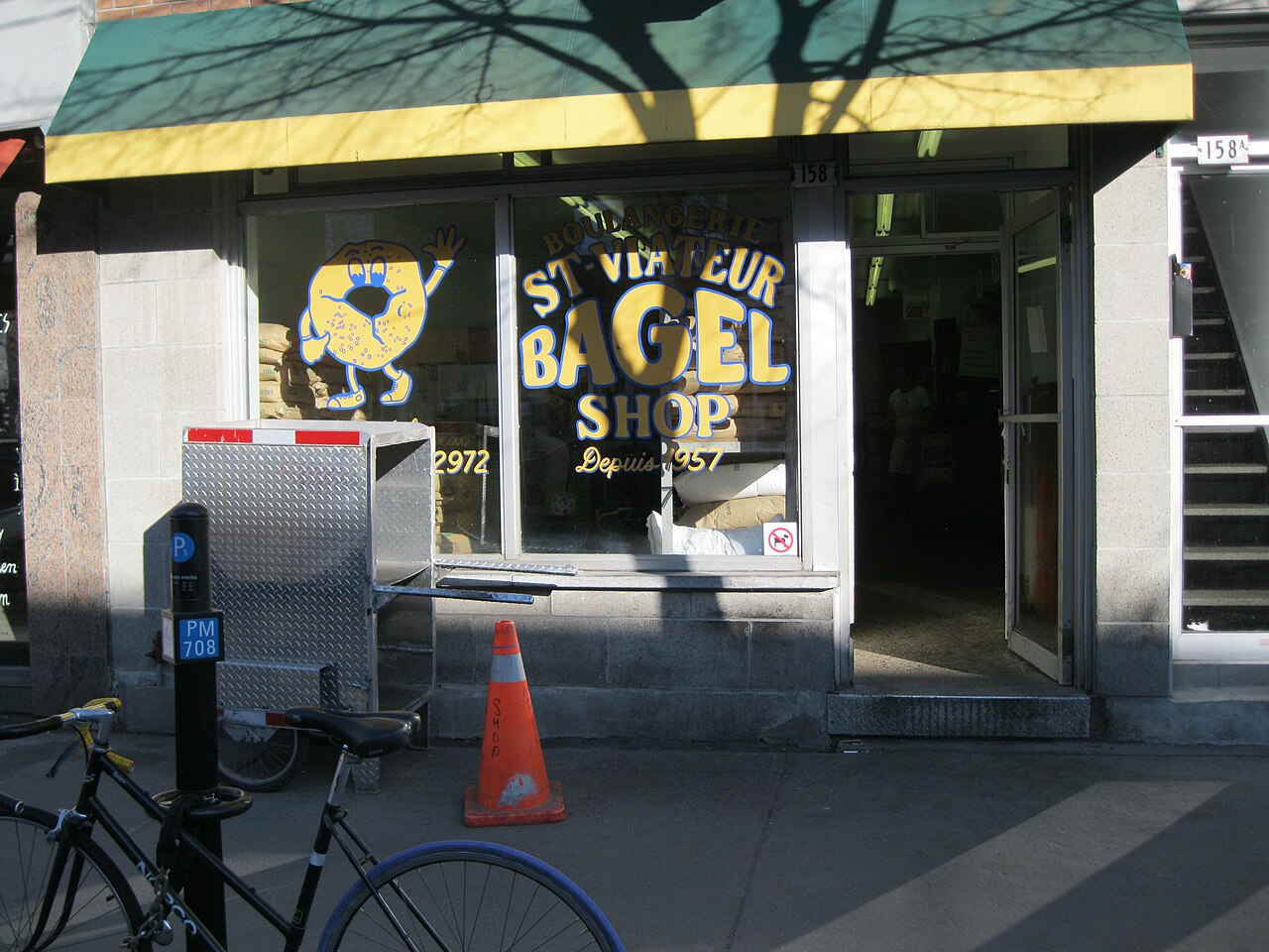 La devanture du St-Viateur Bagel, rue Saint-Viateur Ouest dans le Mile End