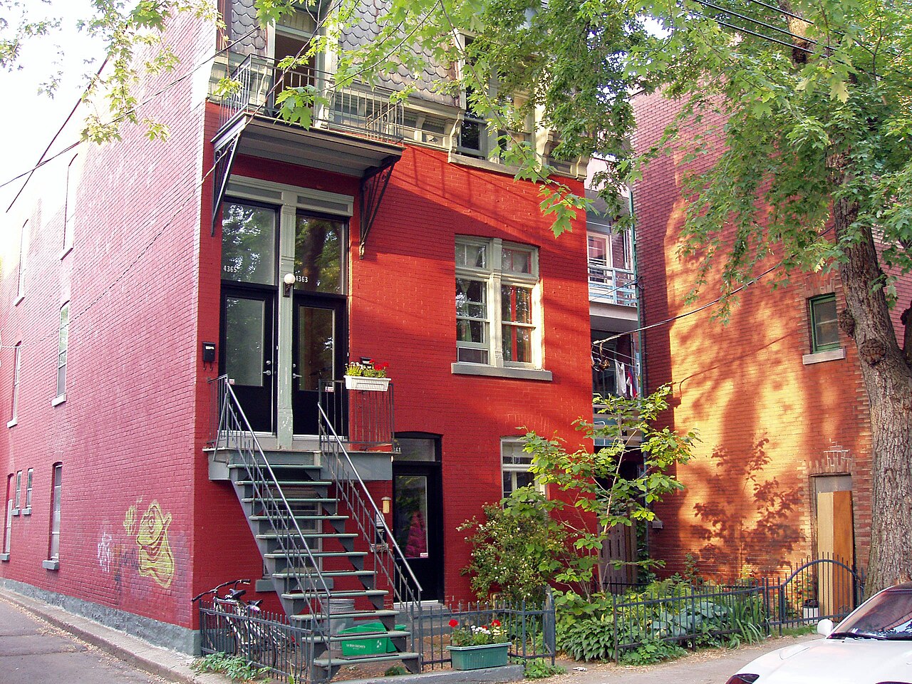 Escaliers extérieurs et façades de plex typiques du Plateau-Mont-Royal