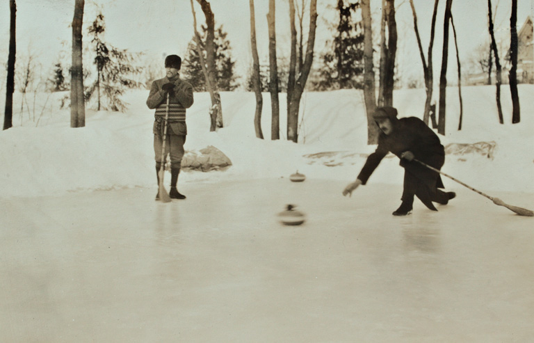 Match de curling sur glace naturelle à Woodlands, Léry, en 1914