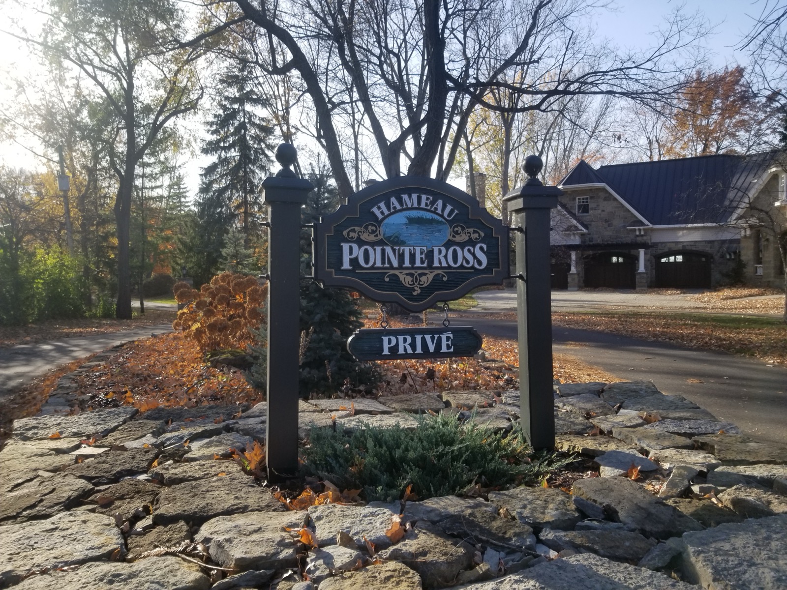L'enseigne du hameau Pointe-Ross, sur le chemin du Lac-Saint-Louis à Léry