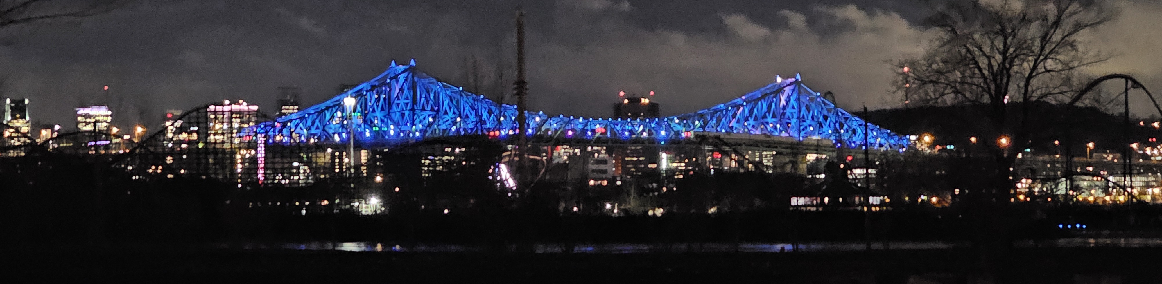 Le pont Jacques-Cartier illuminé la nuit, vu du parc Marie-Victorin à Longueuil