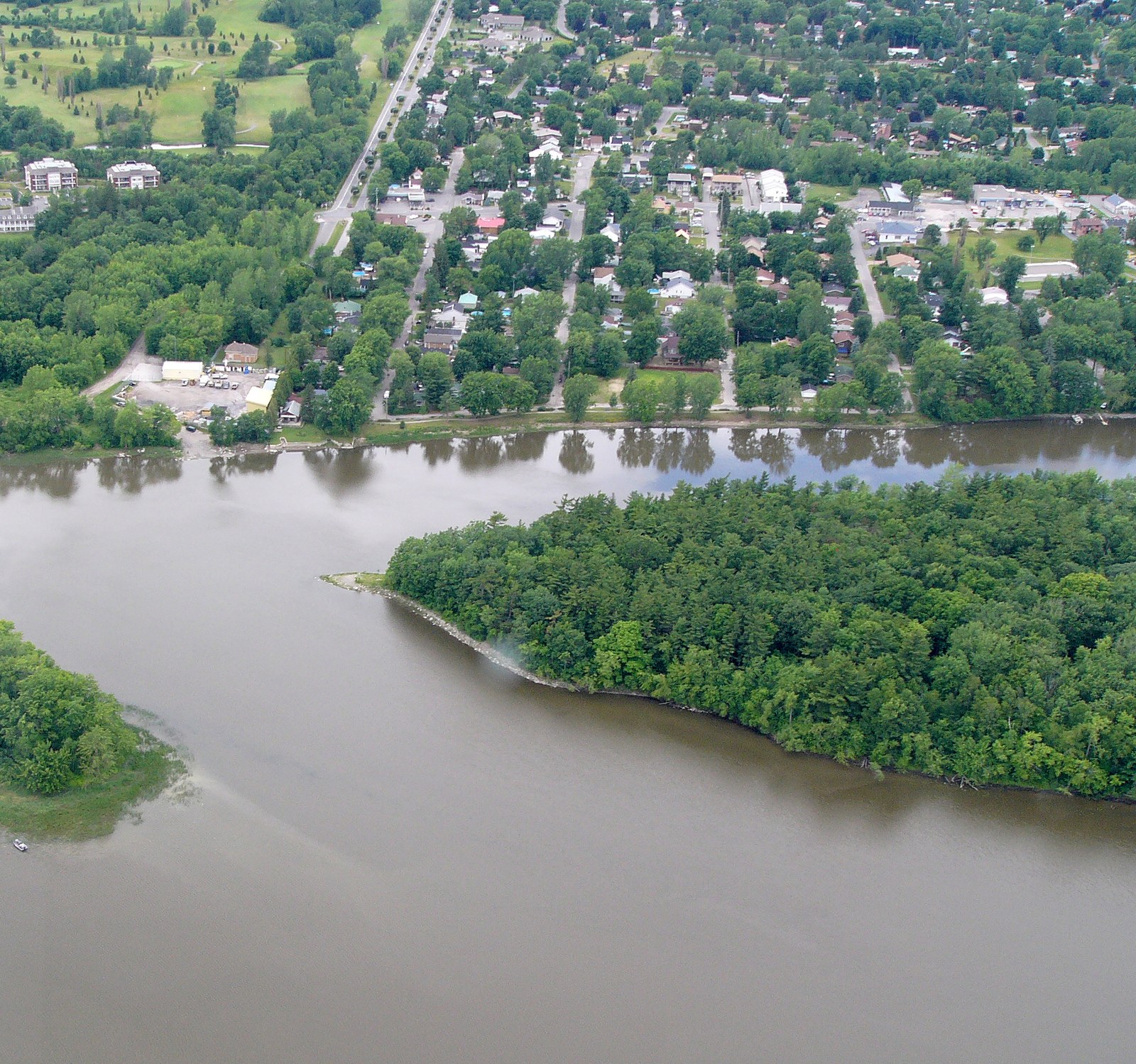 Vue aérienne de la rivière des Mille Îles et des îles Garth, à Bois-des-Filion