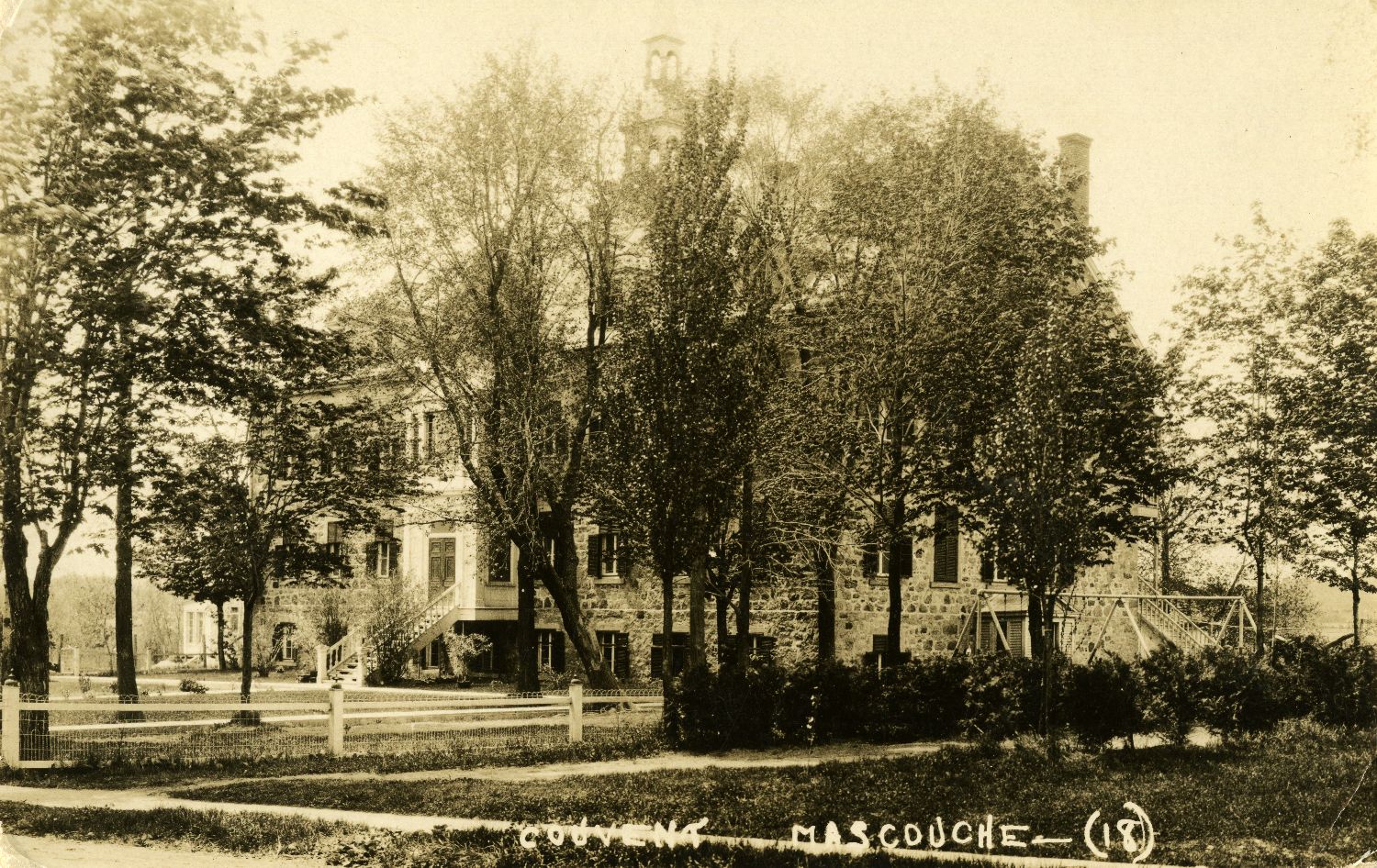 Carte postale ancienne montrant le couvent de Mascouche, dans le vieux village