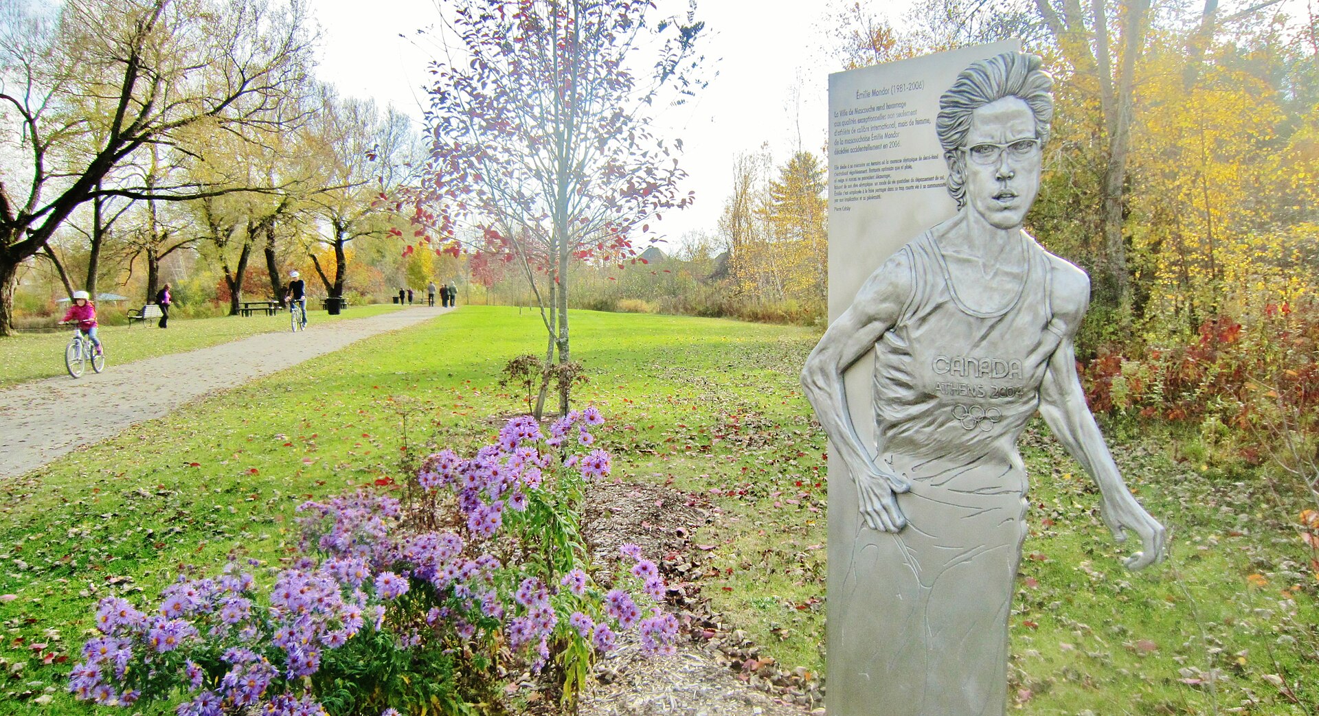La sculpture rendant hommage à l'athlète Émilie Mondor, à l'entrée des sentiers du parc du Grand-Coteau