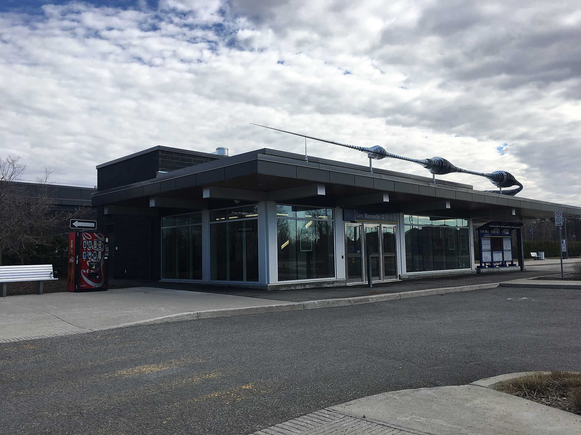 Le bâtiment de la gare Mascouche et son stationnement incitatif