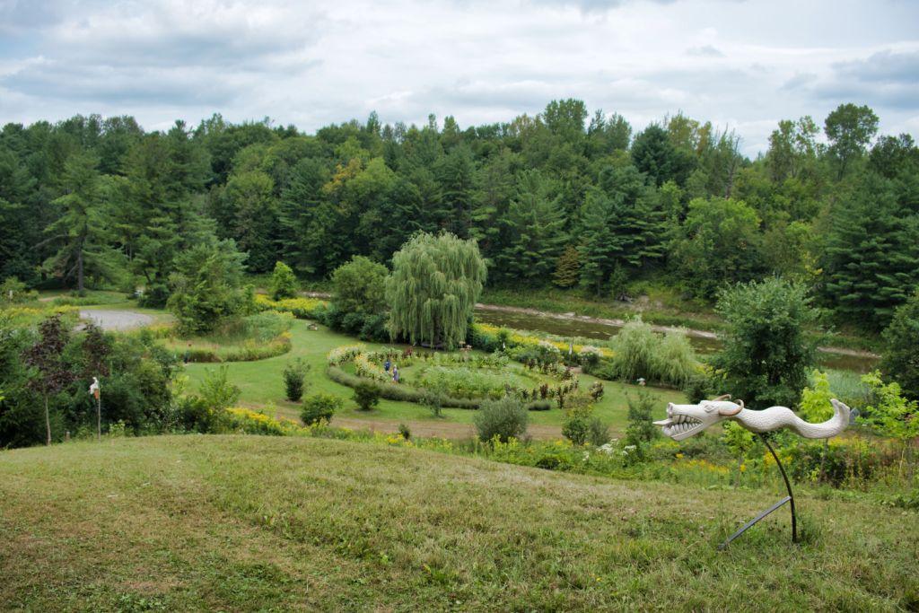 Vue d'ensemble des jardins thématiques du Jardin Moore, sur les berges de la rivière Mascouche