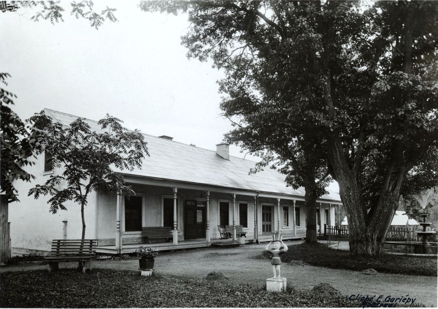 Le manoir seigneurial des Le Gardeur de Repentigny à Saint-Henri-de-Mascouche, photographié au début du 20e siècle