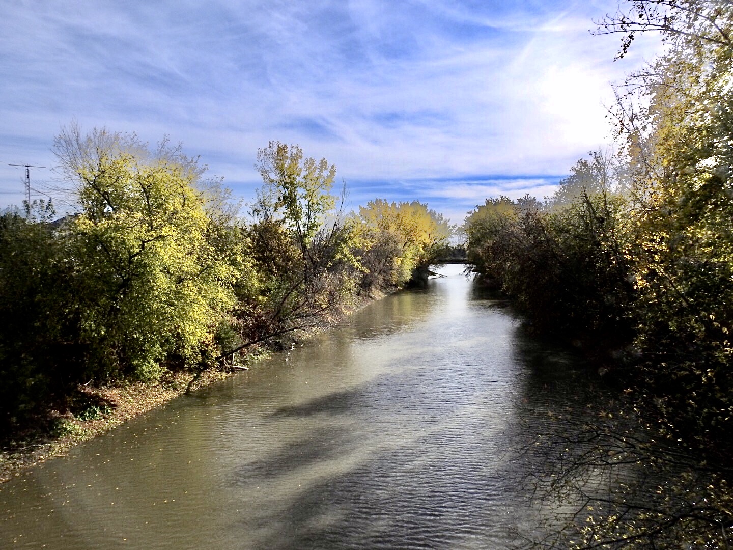 La rivière Mascouche bordée d'arbres aux couleurs d'automne
