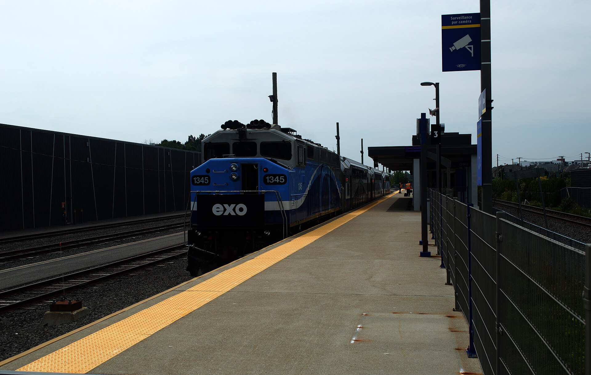 Un train d'exo à quai à la gare Mascouche, terminus de la ligne 15