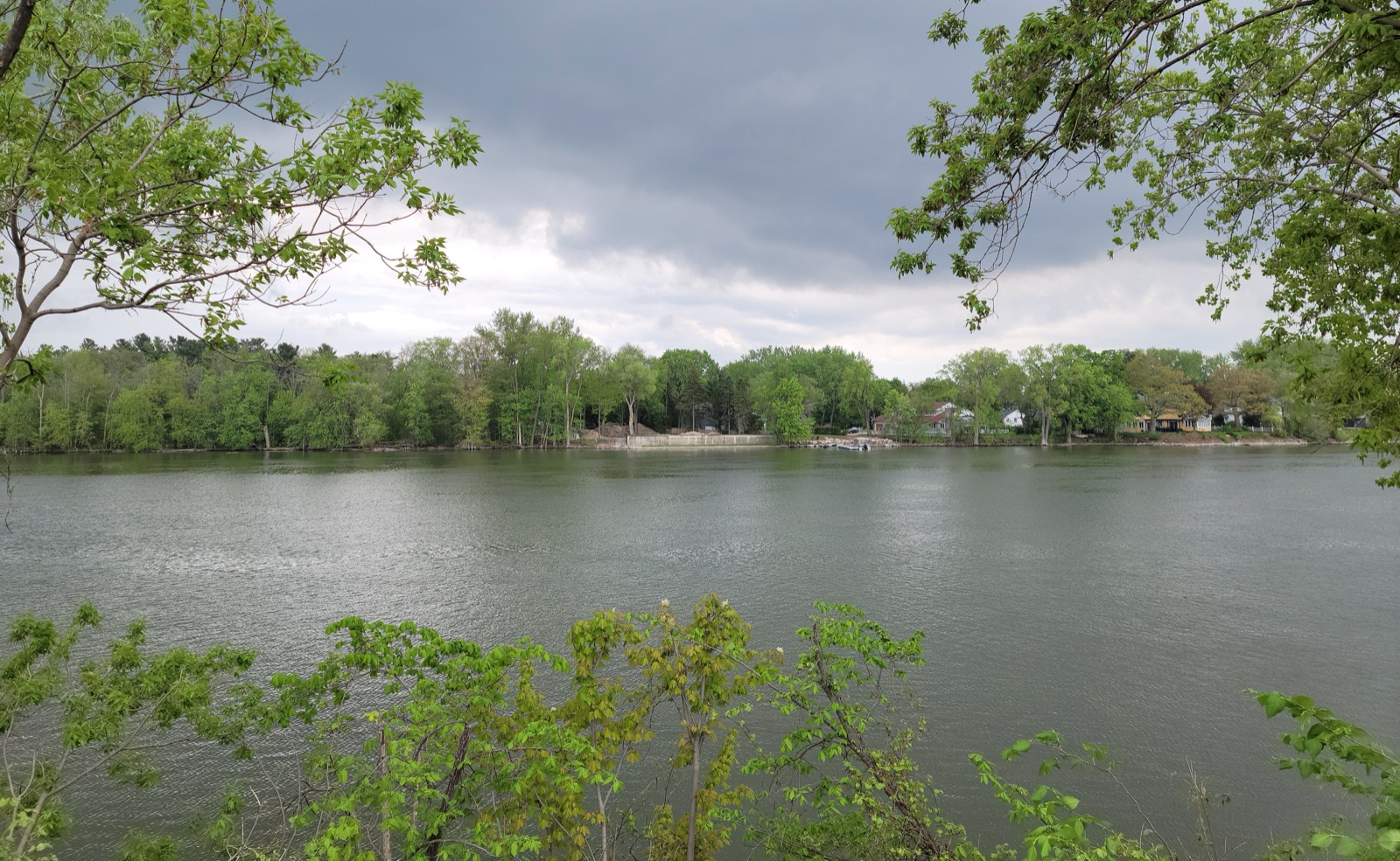 La rivière Richelieu vue du chemin du Richelieu (route 223) à McMasterville, avec Otterburn Park sur l'autre rive