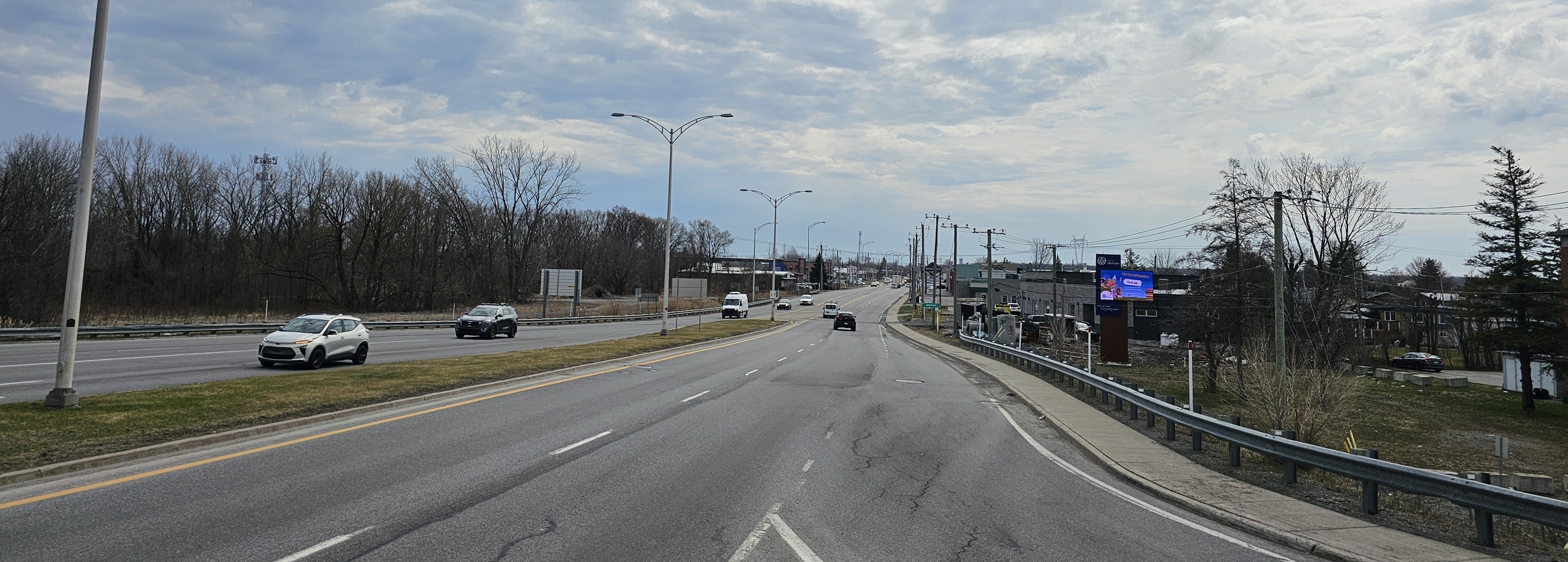 Le boulevard Saint-Jean-Baptiste, la route 138, à l'entrée ouest de Mercier