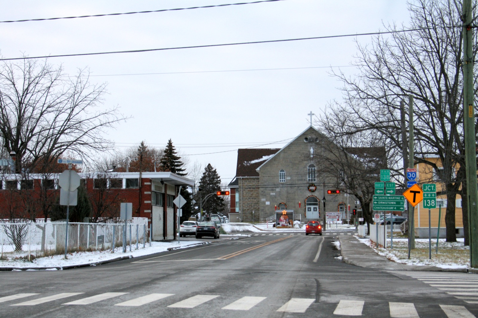 Le cœur du village de Mercier, avec l'ancienne église Sainte-Philomène au bout de la rue
