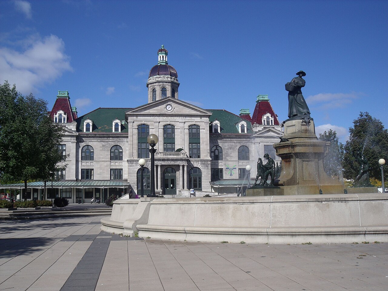 L'édifice historique du marché Maisonneuve (1914) et la fontaine La Fermière