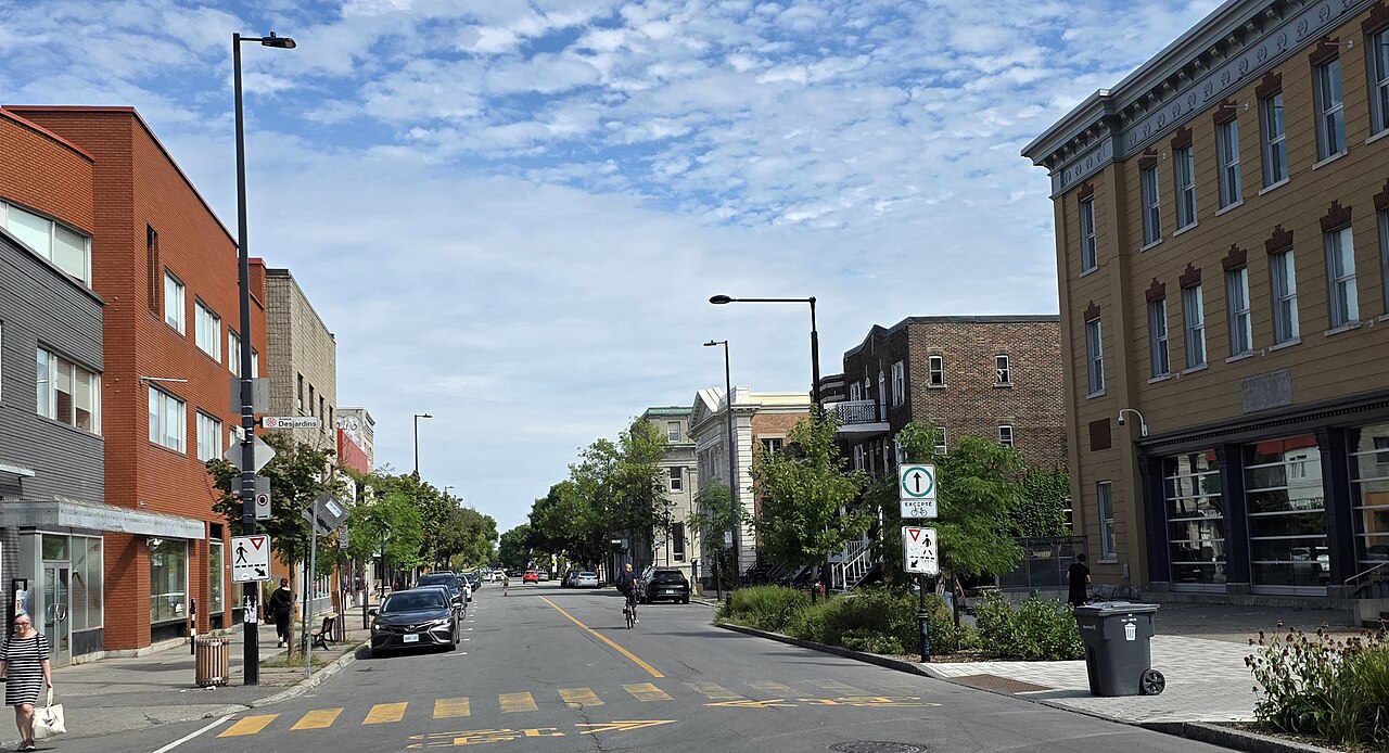La rue Ontario Est, artère commerciale d'Hochelaga-Maisonneuve