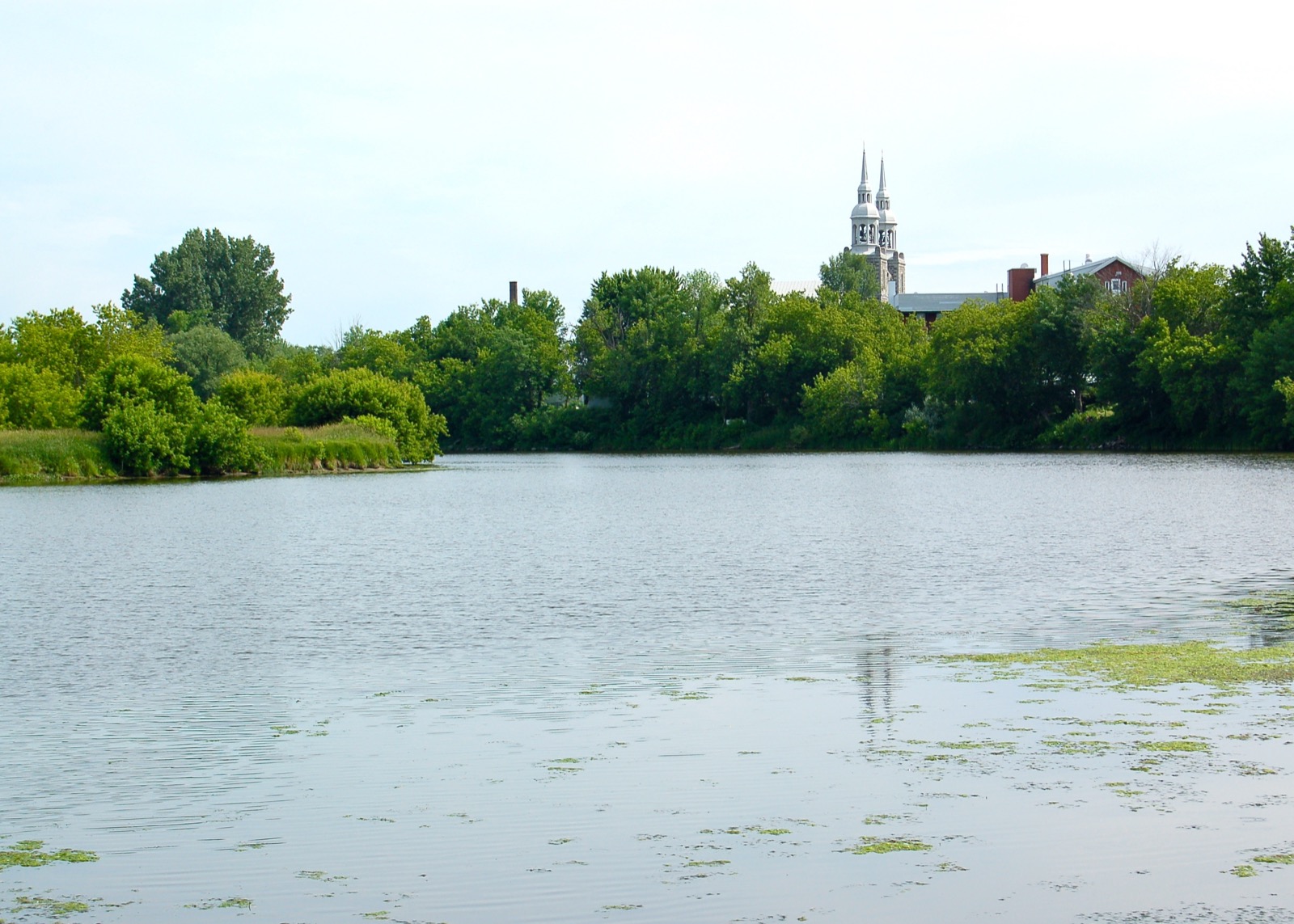 La rivière Châteauguay, qui trace la limite ouest de Mercier, vue depuis Sainte-Martine