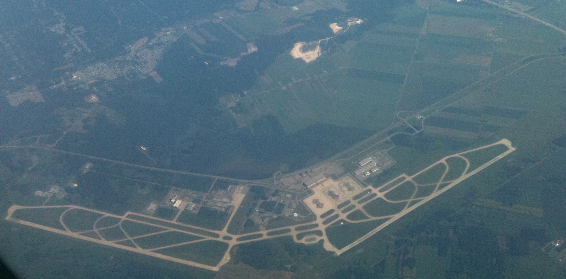 Vue aérienne des pistes de l'aéroport de Mirabel et des terres agricoles autour