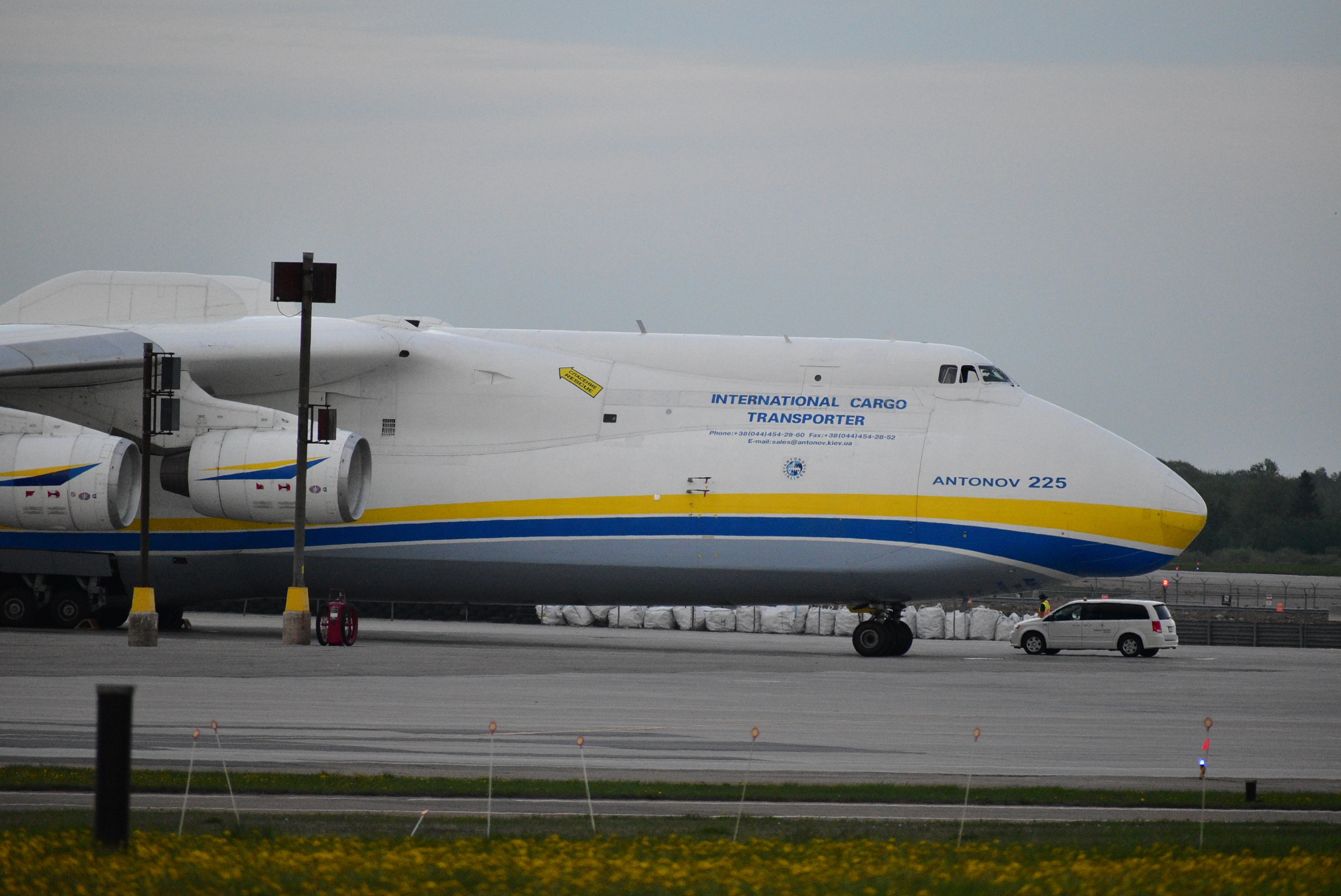 Un avion-cargo géant stationné sur le tarmac de l'aéroport de Mirabel