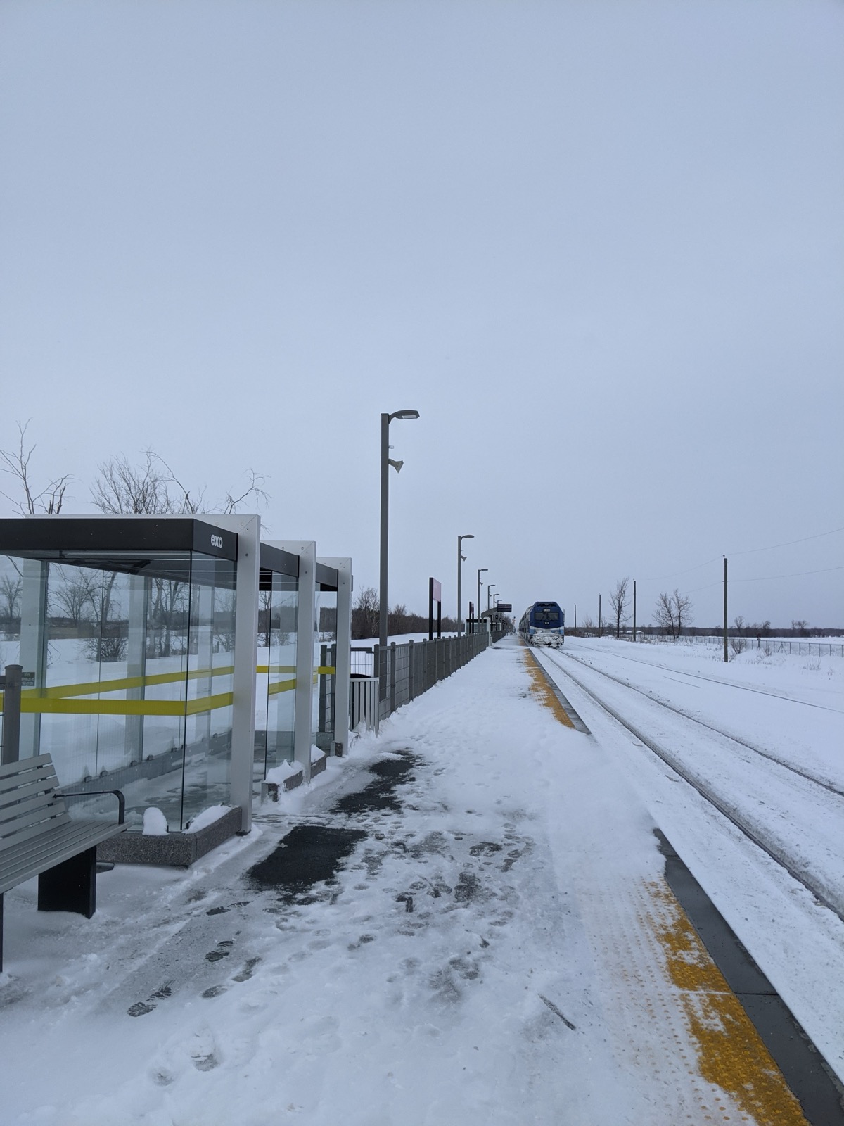 Un train de banlieue arrive à la gare Mirabel, sur la ligne exo Saint-Jérôme