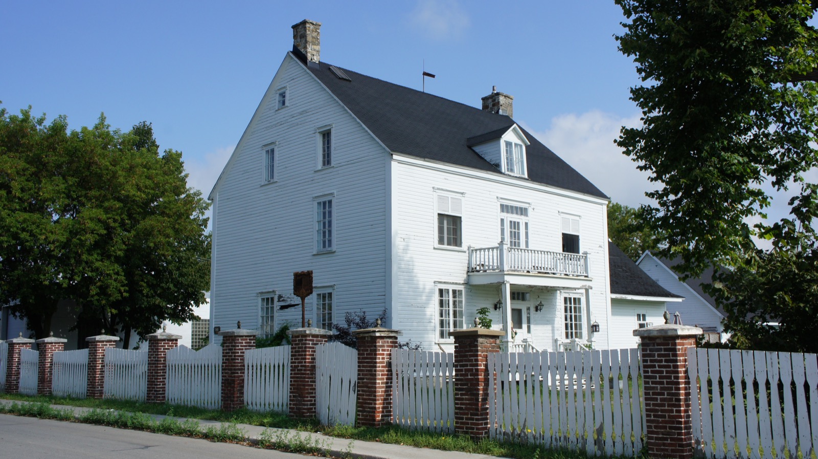 La maison Jean-Joseph-Girouard, rue Saint-Jean-Baptiste, dans le village de Saint-Benoît à Mirabel