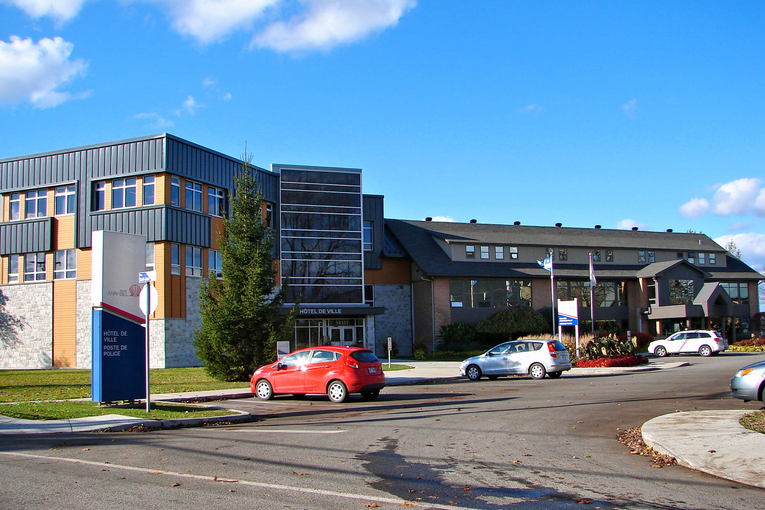 L'hôtel de ville et le poste de police de Mirabel, dans le secteur Saint-Janvier