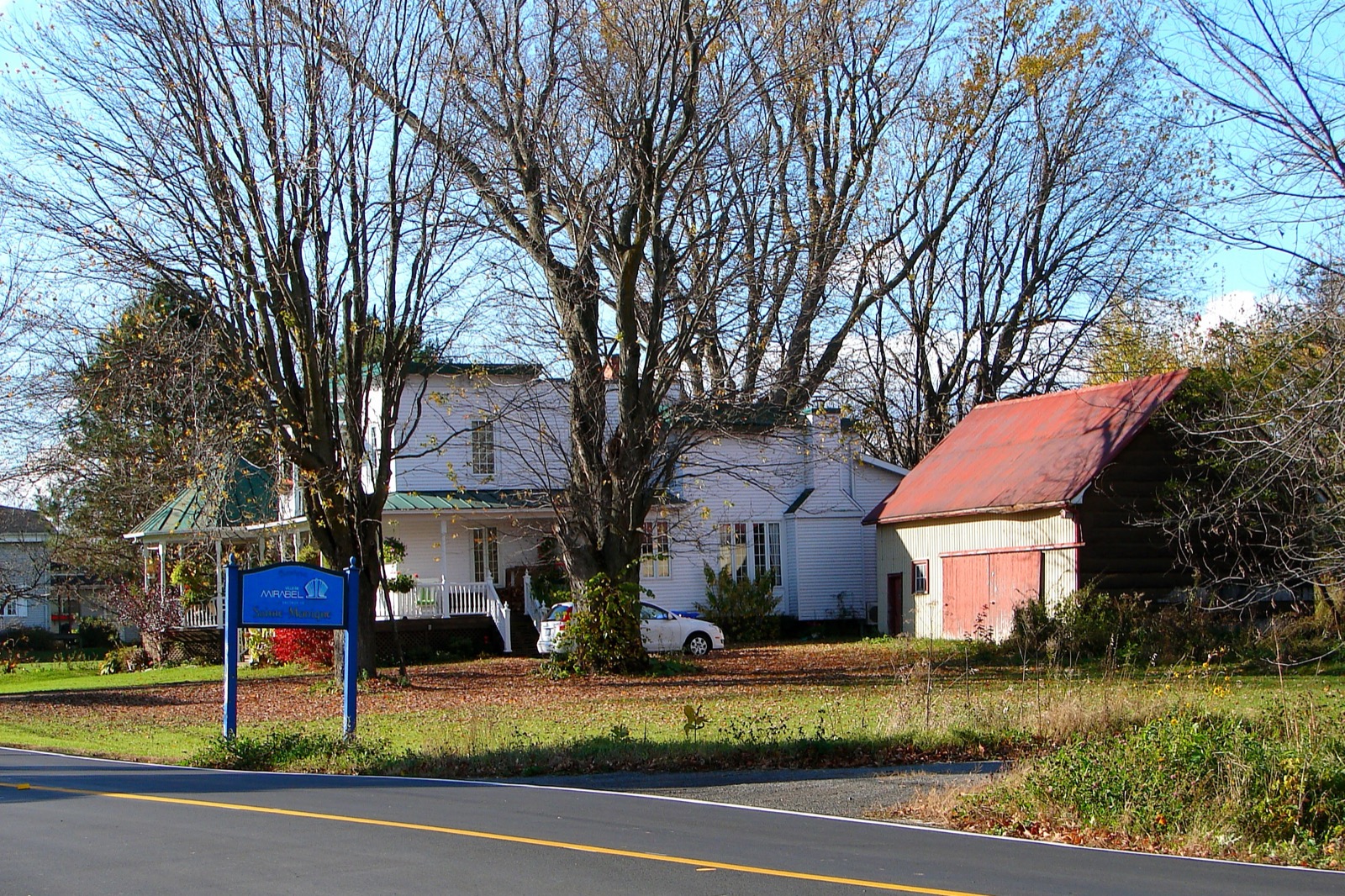 Maison ancestrale et grange rouge dans le secteur Sainte-Monique, à Mirabel