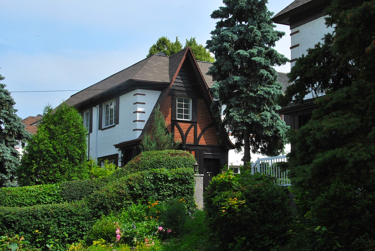 Maison de style Tudor du quartier Canora, typique du patrimoine résidentiel de Ville Mont-Royal