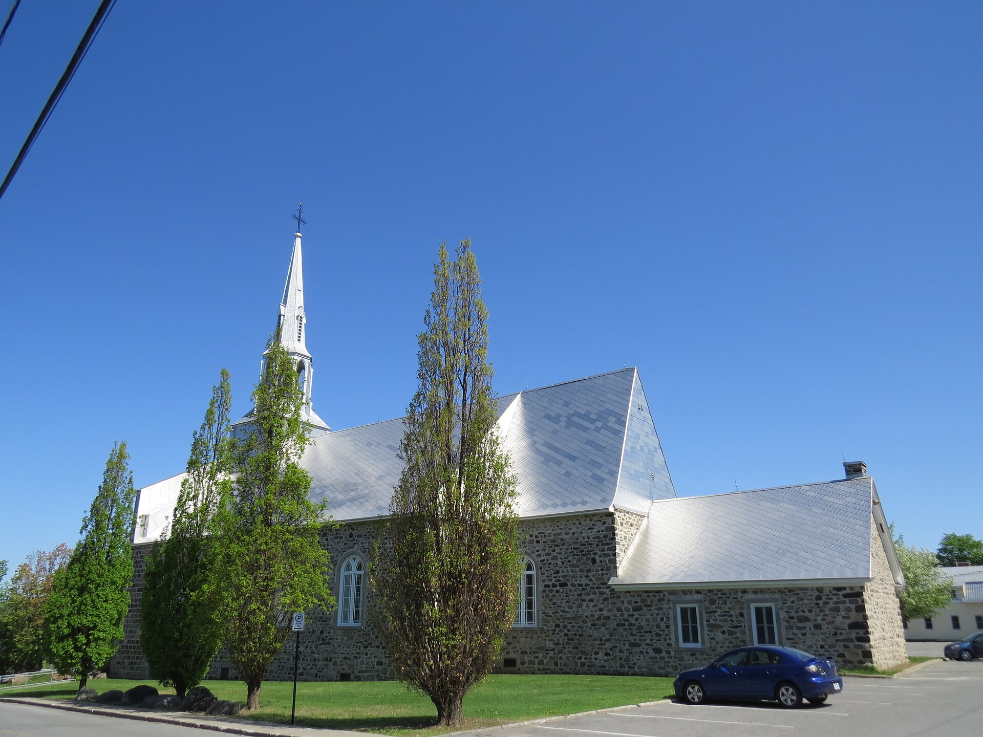 L'église Saint-Hilaire, en pierre, au bord de la rivière Richelieu