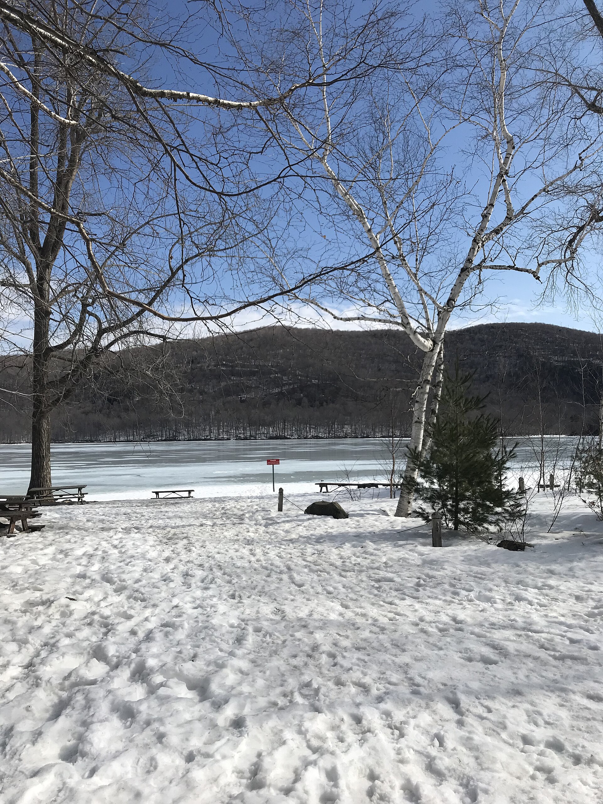 Le lac Hertel gelé au coeur du mont Saint-Hilaire, en hiver