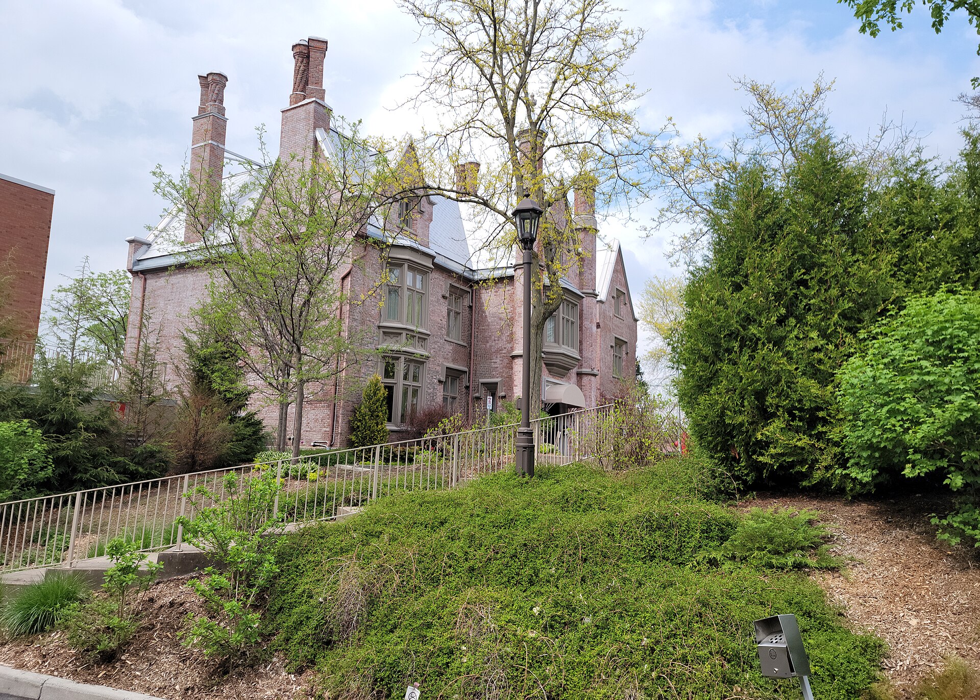 Le manoir Rouville-Campbell, de style Tudor, entouré de verdure au bord du Richelieu