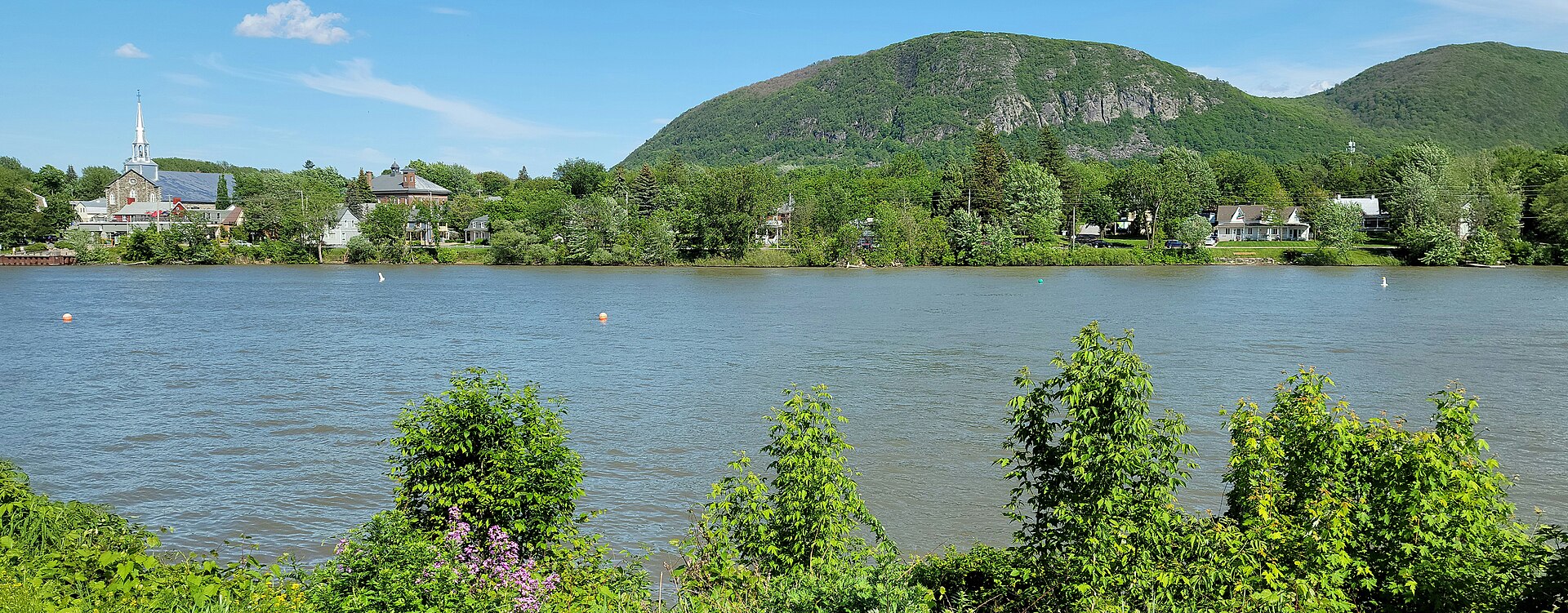 Le mont Saint-Hilaire et le village vus de la rive ouest de la rivière Richelieu