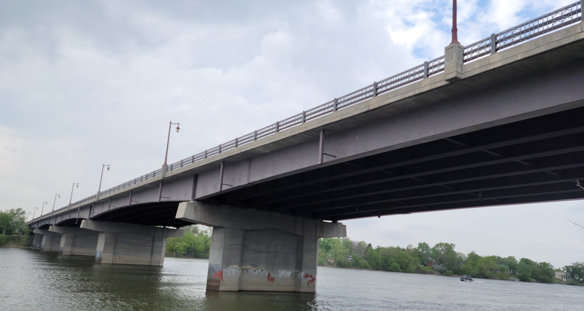 Le pont Jordi-Bonet enjambant la rivière Richelieu, vu de la rive de Mont-Saint-Hilaire