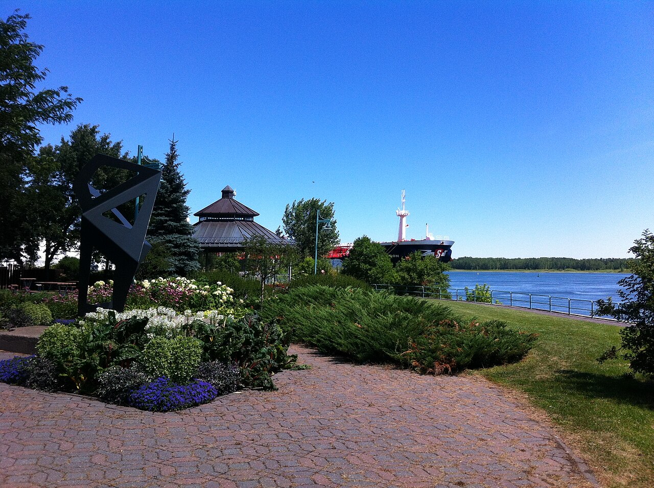 Le gazebo fleuri du parc René-Labrosse, au pied de l'avenue Broadway, avec vue sur le fleuve