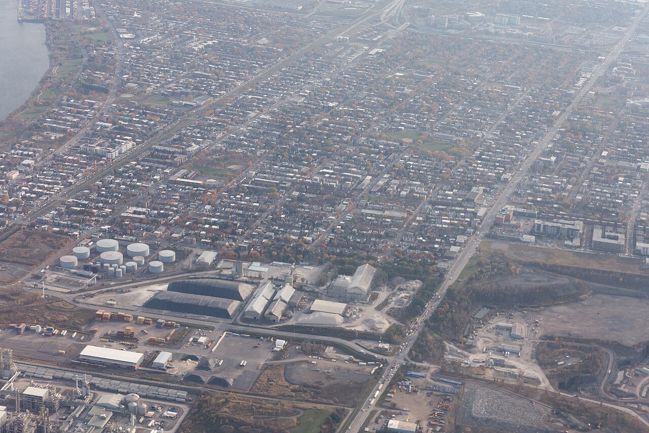 Vue aérienne des quartiers résidentiels et de la frange industrielle de Montréal-Est