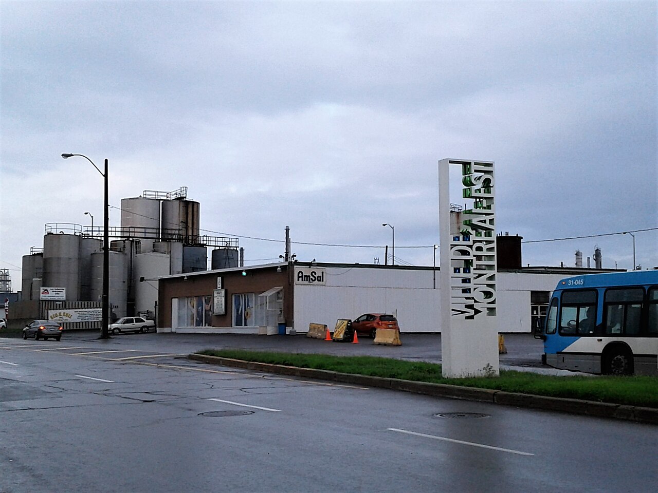 Enseigne d'entrée de la Ville de Montréal-Est avec un autobus de la STM