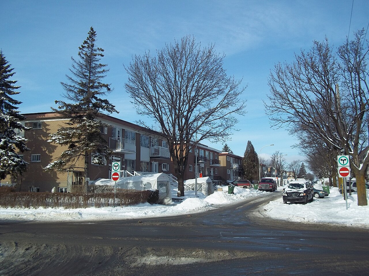 Rue résidentielle typique de Montréal-Nord, avec ses plex de brique