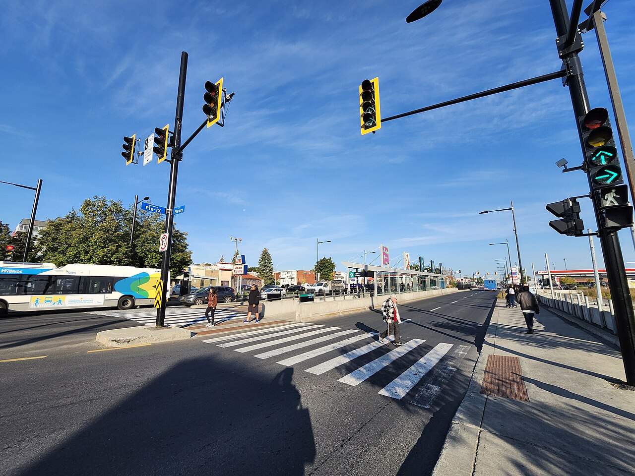 Une station du SRB Pie-IX sur le boulevard Pie-IX, à Montréal-Nord