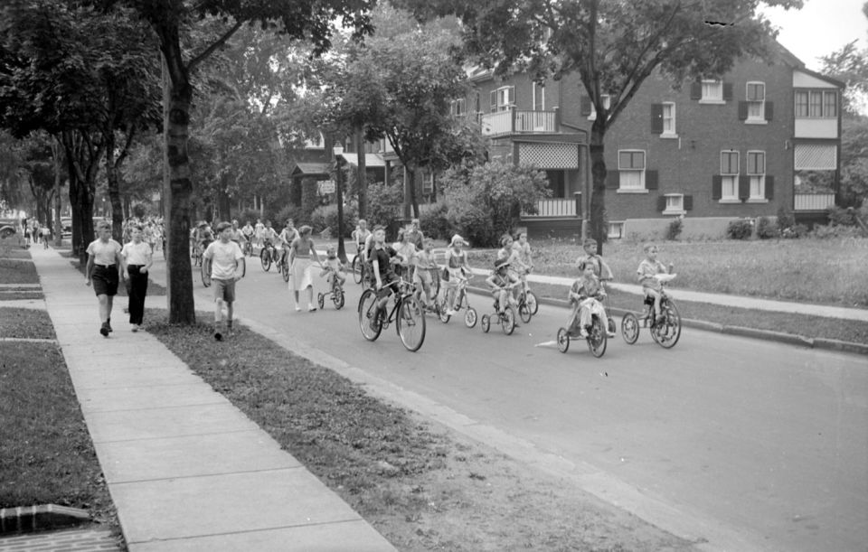 Défilé de vélos d'enfants sur l'avenue Percival à Montréal-Ouest, photo d'archives de 1941