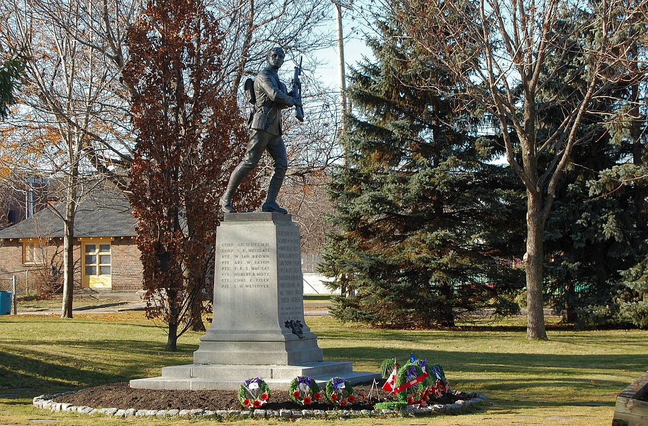 Le cénotaphe du souvenir dans un parc verdoyant de Montréal-Ouest
